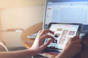 https://pixabay.com/photos/hands-ipad-tablet-technology-820272/